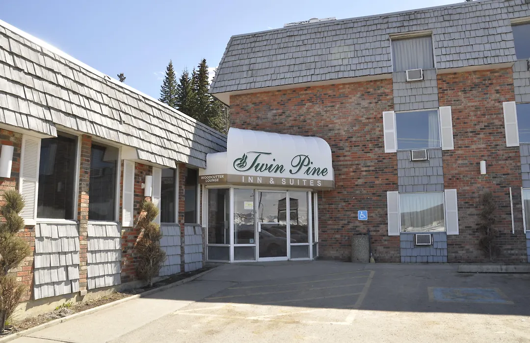 Twin Pine Inn & Suites-1