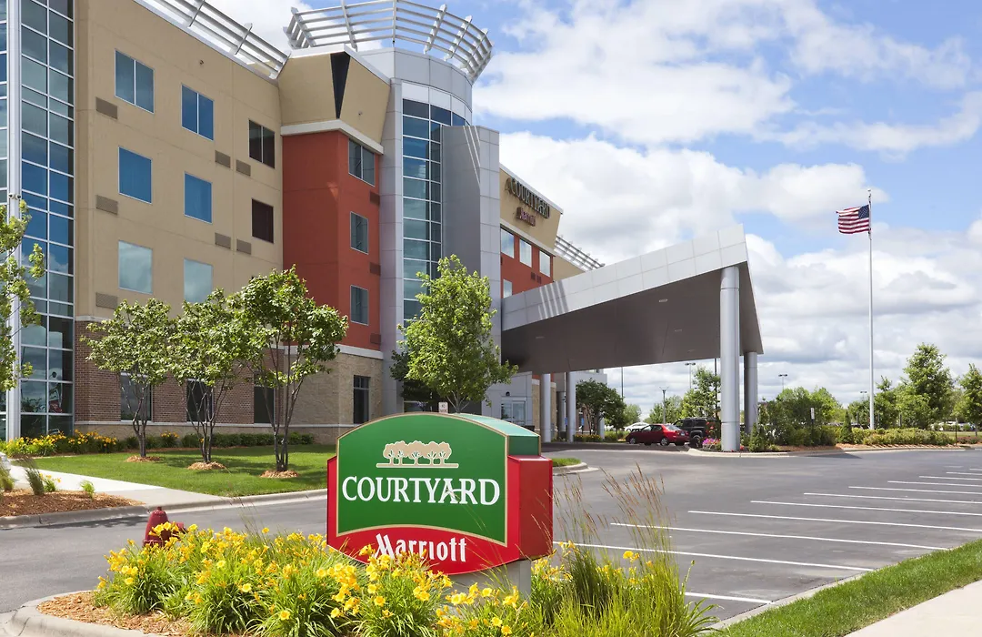 Courtyard Minneapolis Maple Grove Arbor Lakes-1