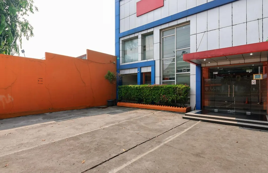 RedDoorz Plus @ Jalan Pemuda Jakarta-1