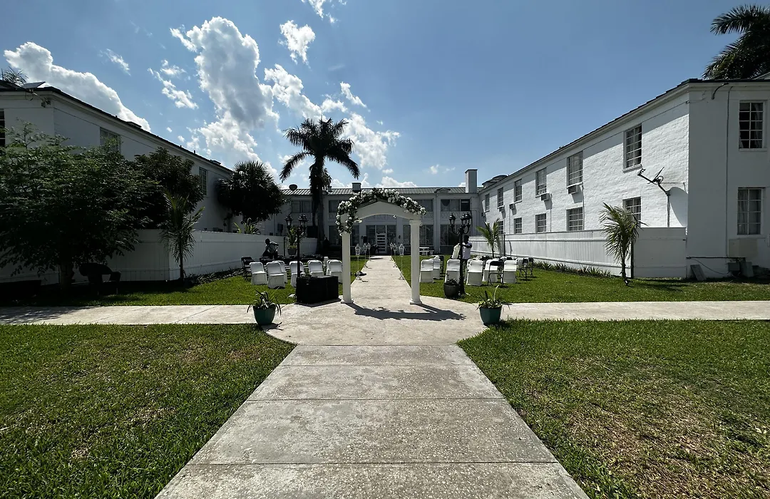 Americas Best Value Inn Historic Clewiston Inn-1