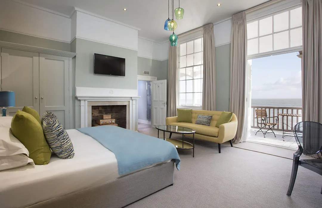 Royal Hotel-1