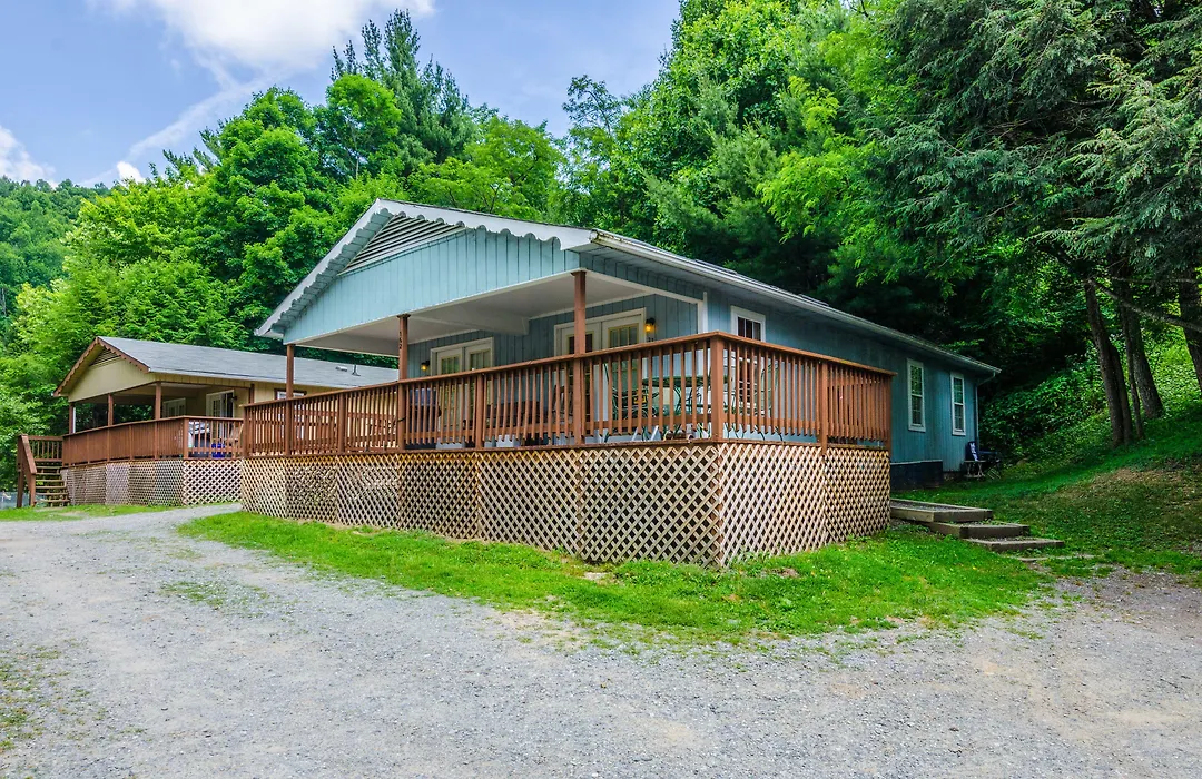 Highland Hills Motel & Cabins-1