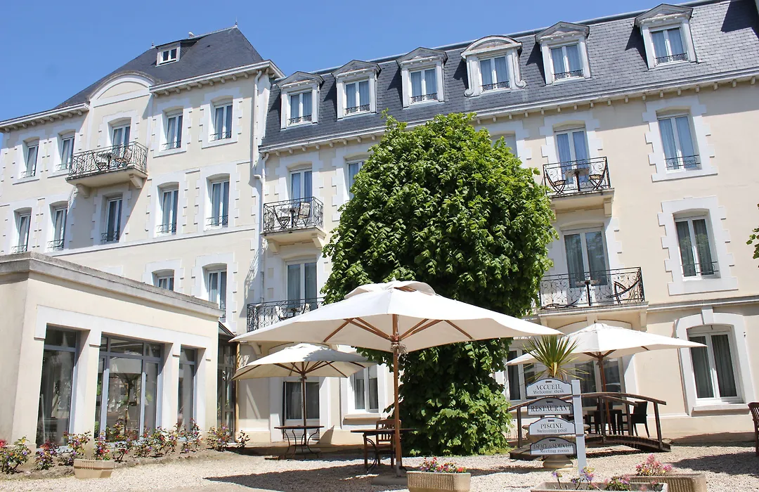 Grand Hotel De Courtoisville-1