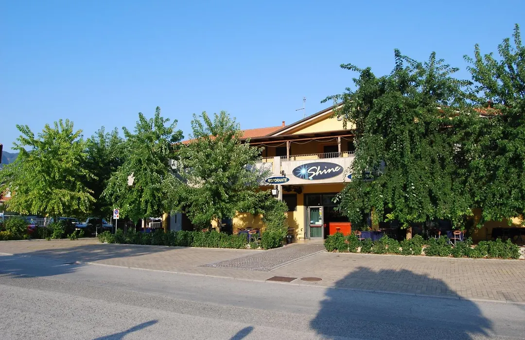 Albergo Shine-1