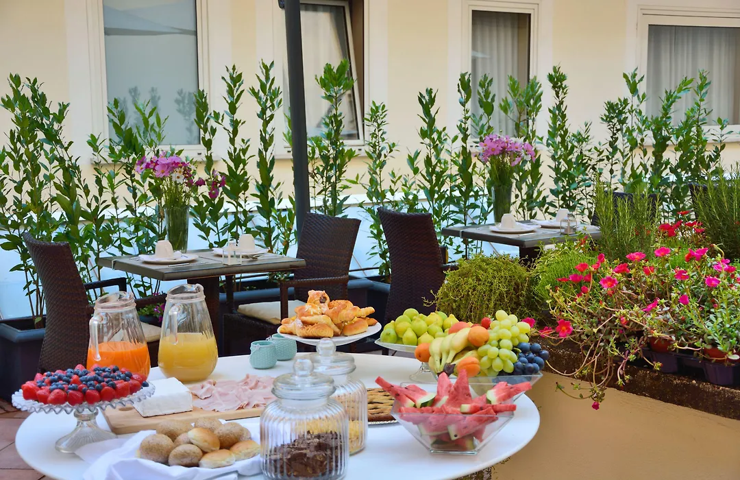 Lh Hotel Lloyd Roma-1