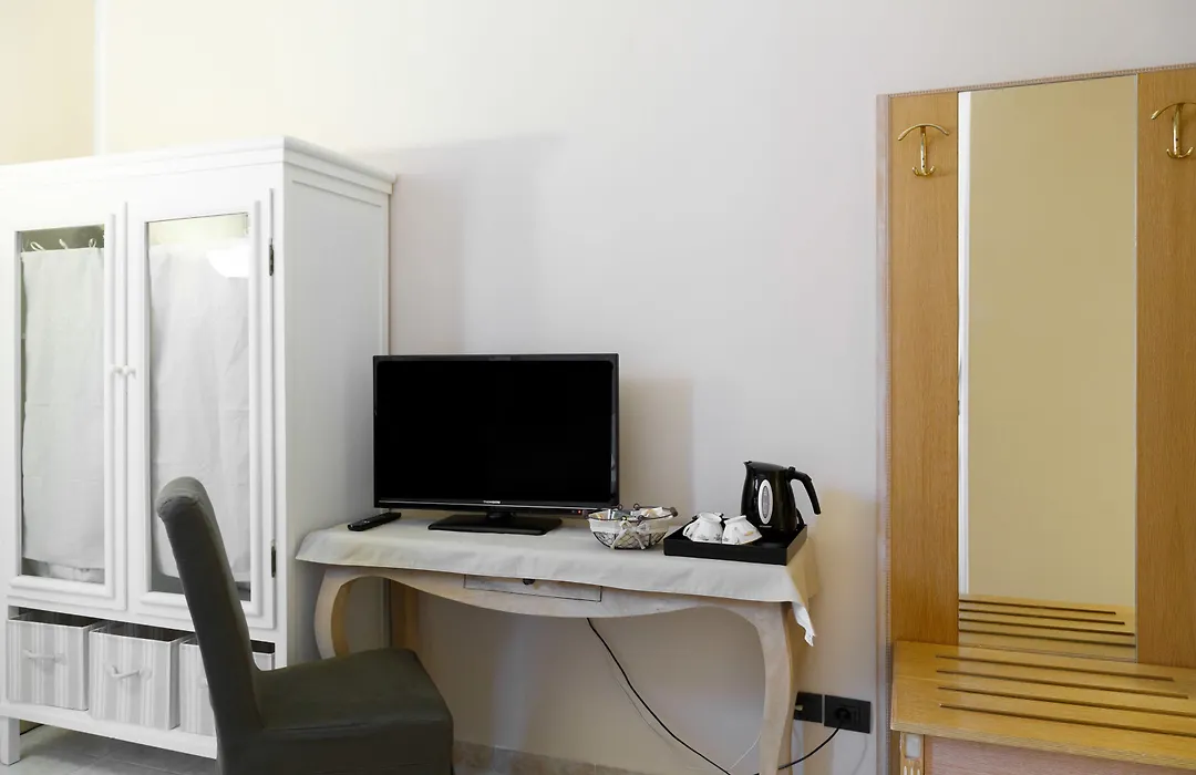 Leone X Guest House-1