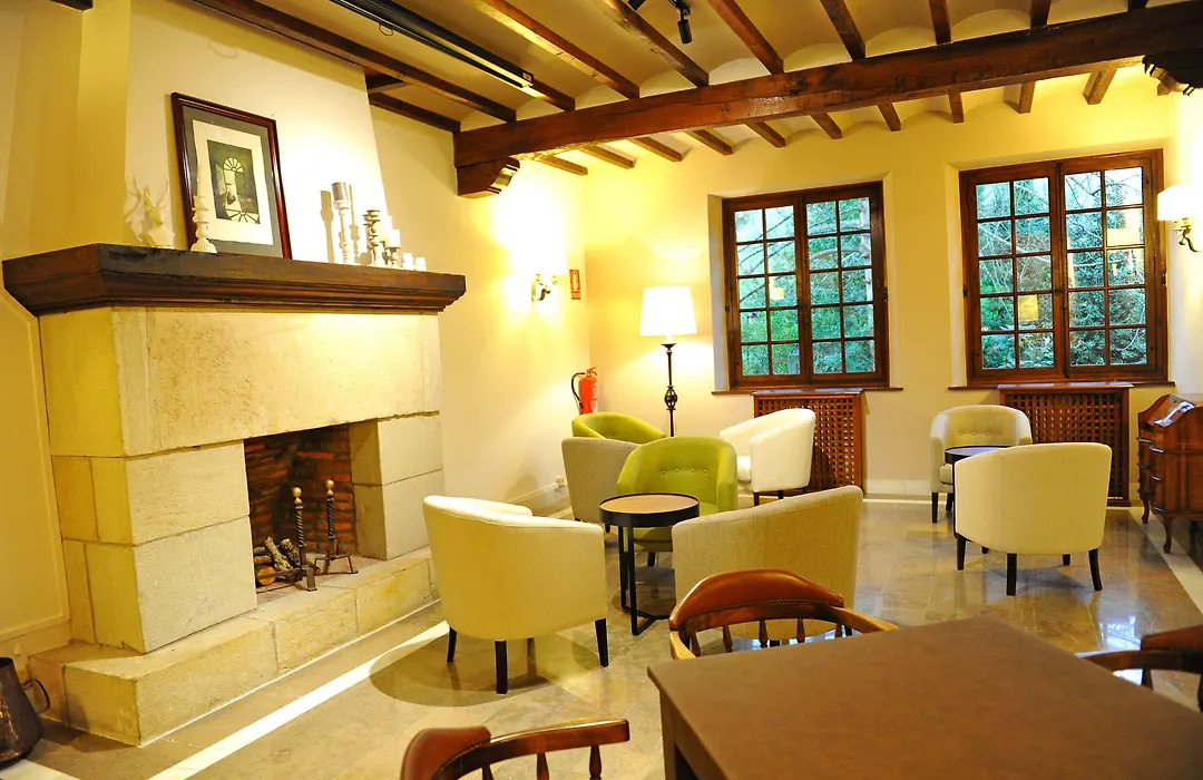 Parador De Santillana Altamira-1