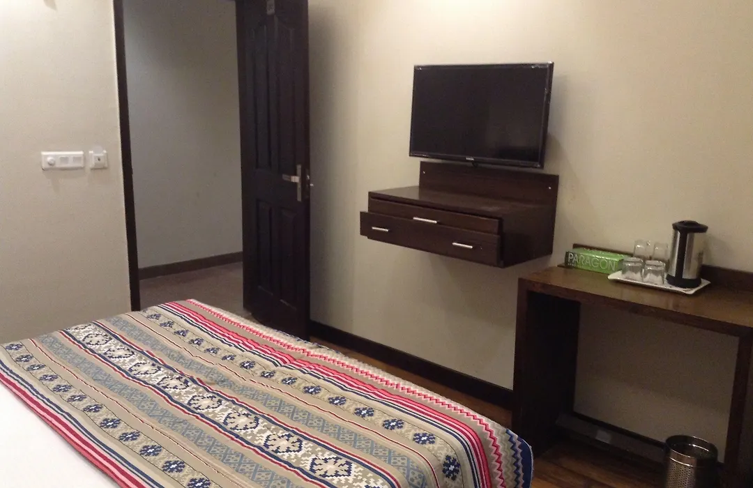 Oyo Hotel Metro Tower Near Ambience Mall-1