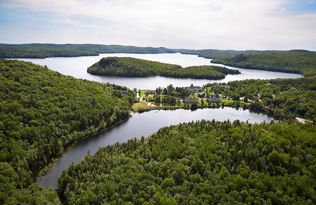 Auberge Du Lac-A-L'Eau-Claire-1