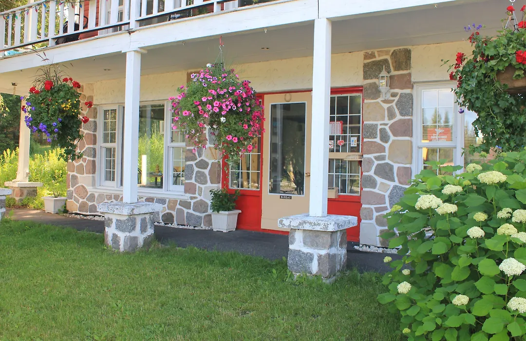 Motel Des Pays D'En Haut-1