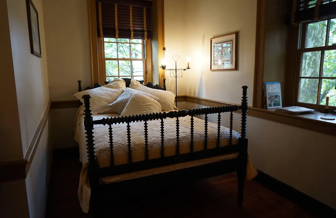 Brownstone Colonial Inn-1