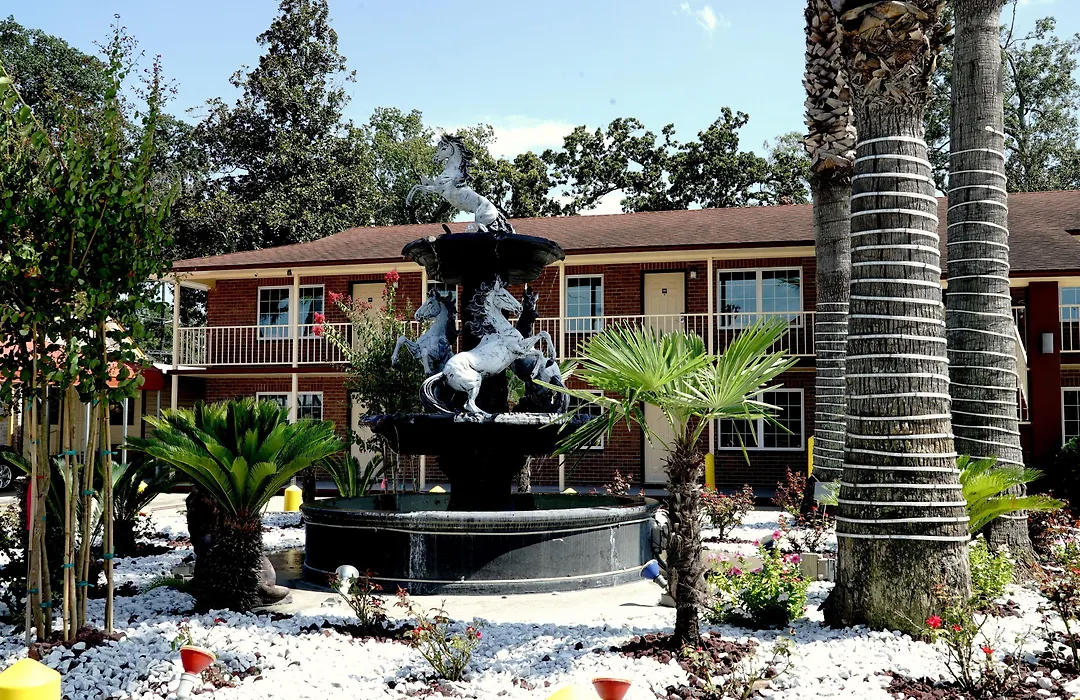 American Inn & Suites - Savannah / Garden City-1