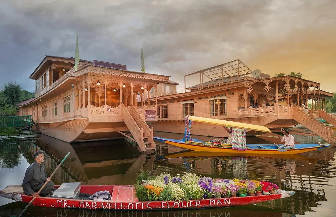 Welcomheritage Gurkha Houseboats-1