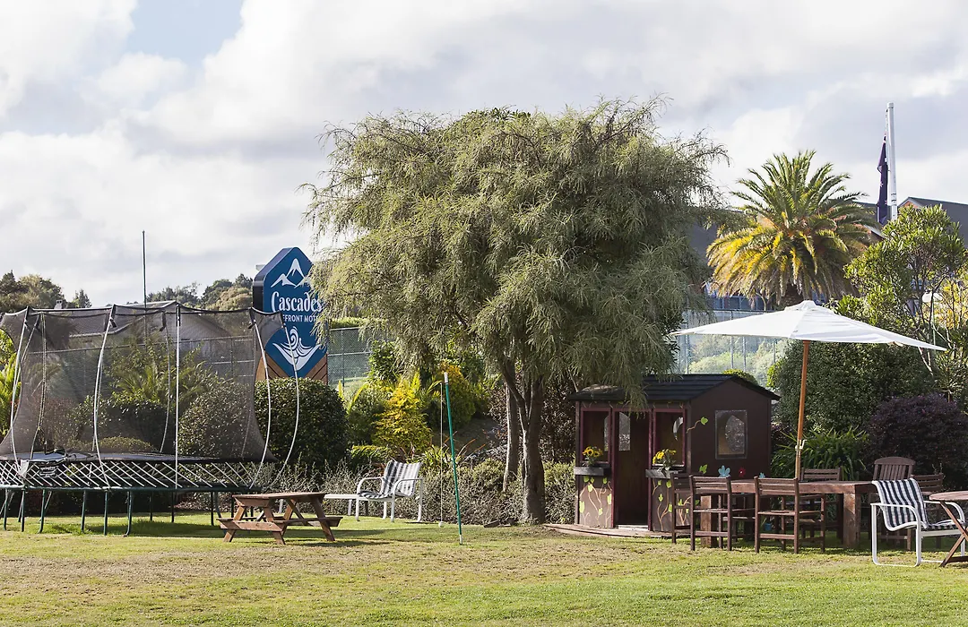 Cascades Lakefront Motel-1
