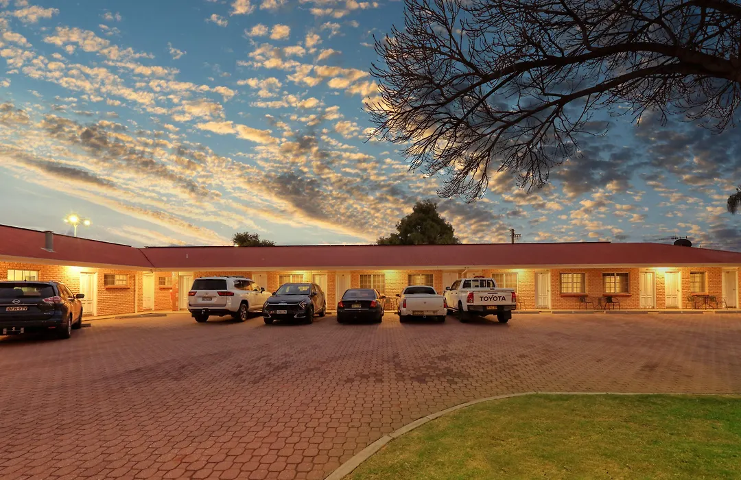Charles Rasp Motor Inn & Cottages-1