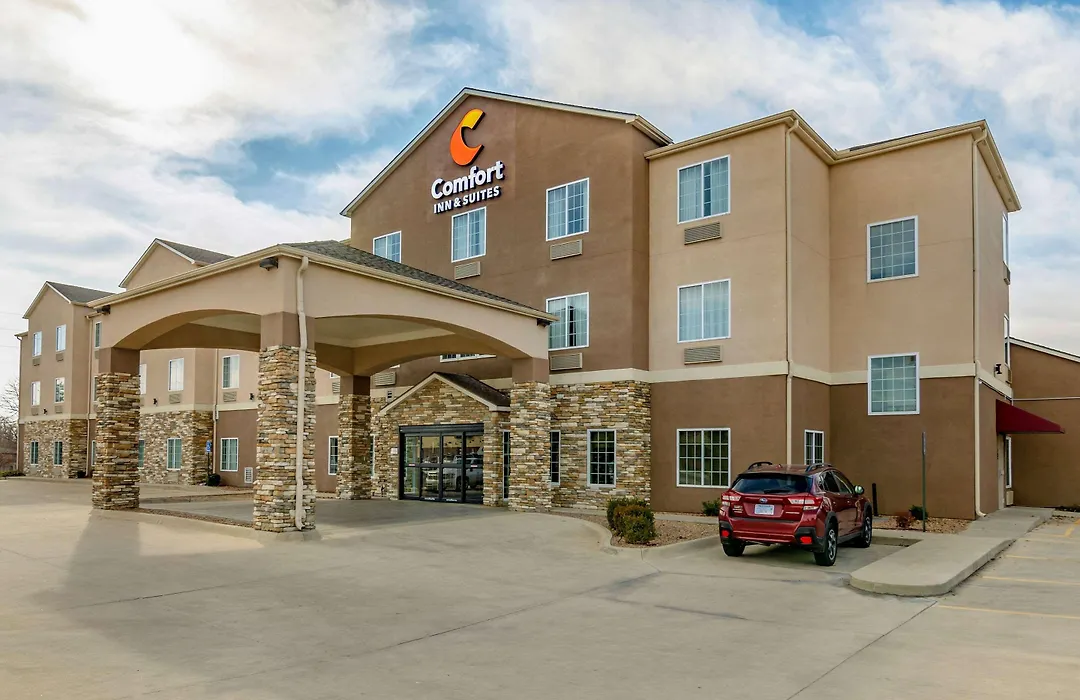 Comfort Inn & Suites Near Bethel College-1