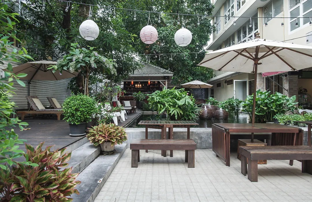 Feung Nakorn Balcony Rooms&Cafe-1