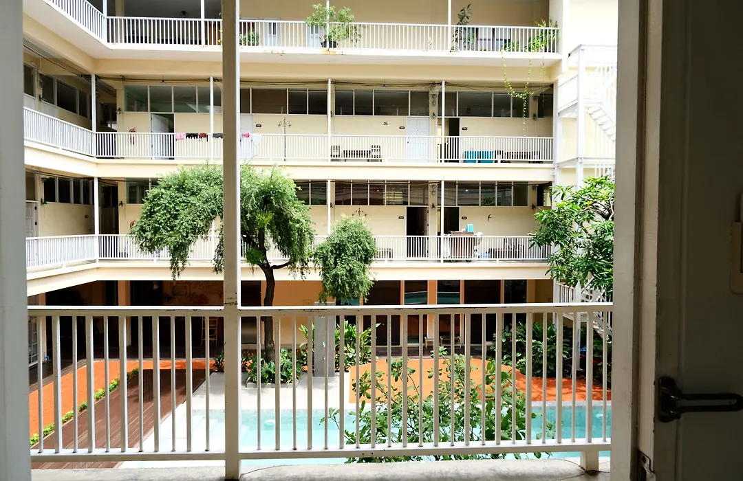 Feung Nakorn Balcony Rooms And Cafe-1
