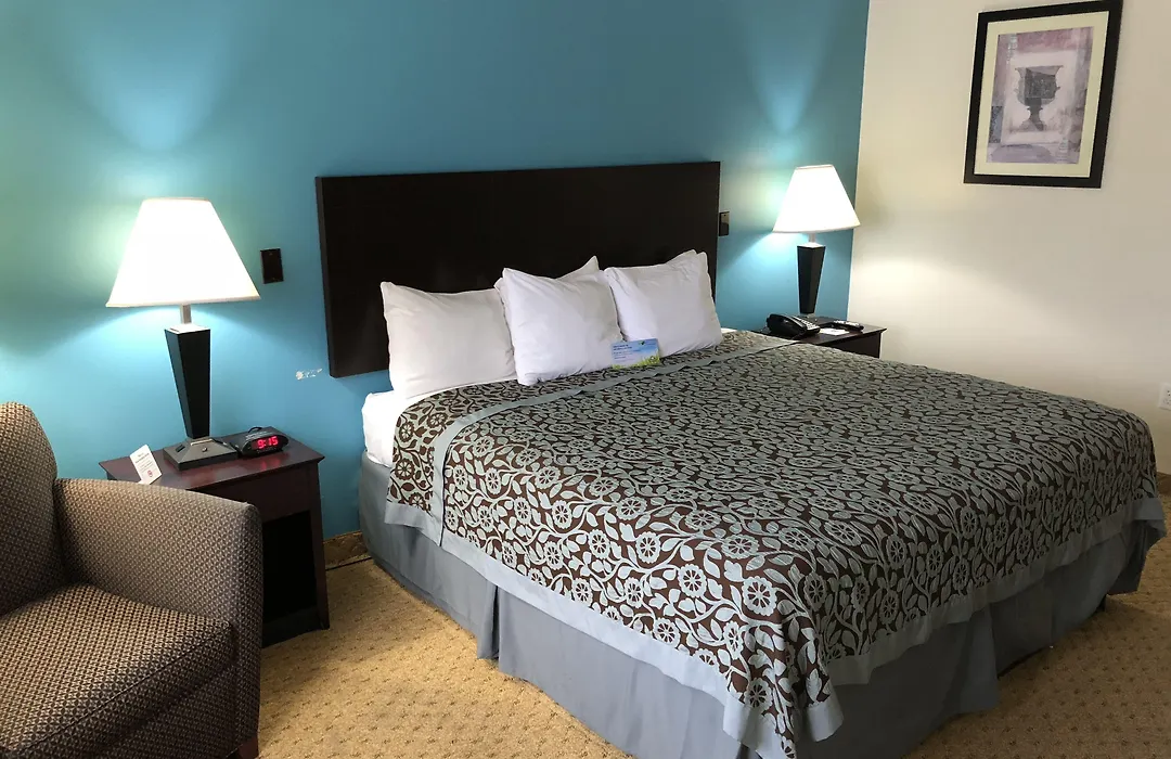 Days Inn & Suites By Wyndham Conroe North-1