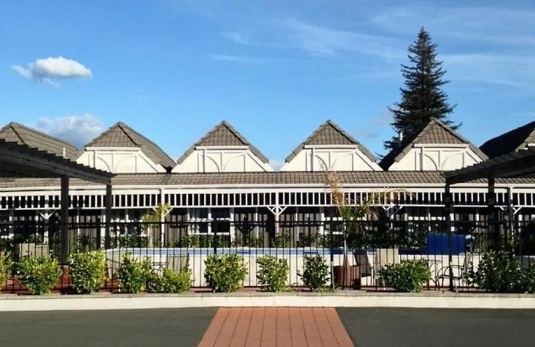 Lake Rotorua Hotel-1