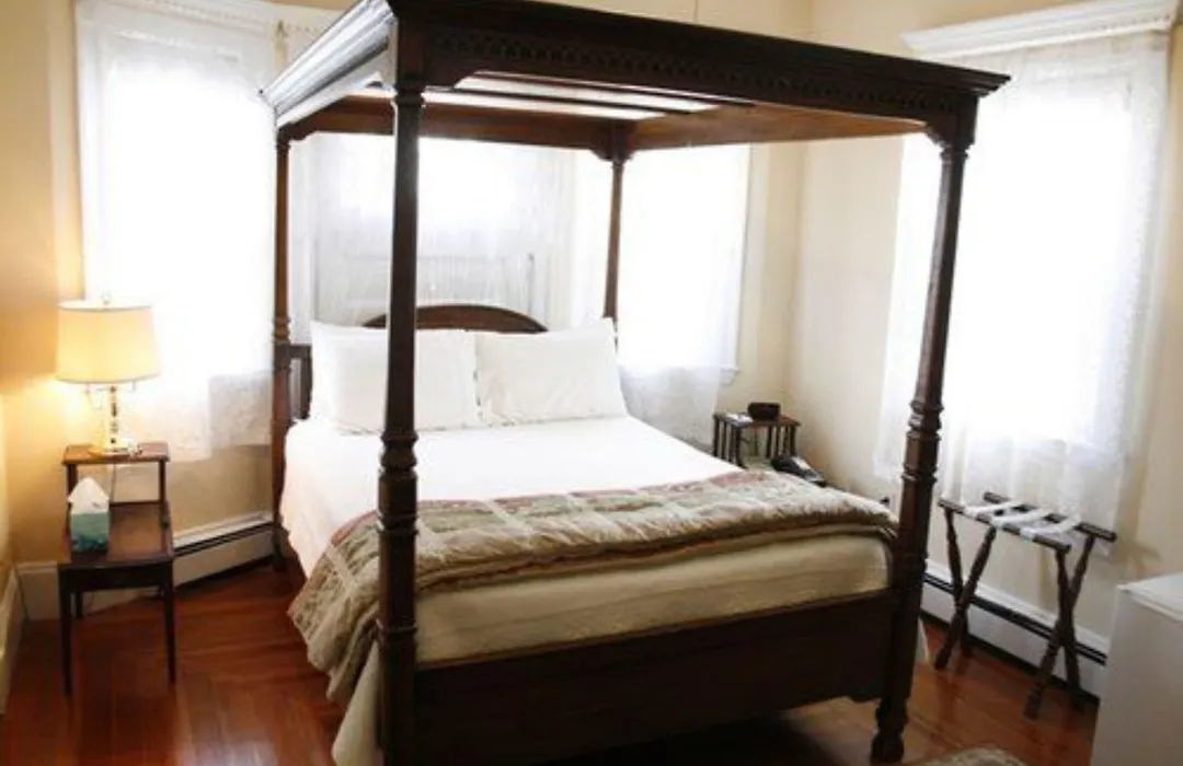 The Coolidge Corner Guest House: A Brookline Bed And Breakfast-1