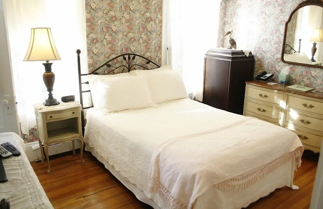 The Coolidge Corner Guest House: A Brookline Bed And Breakfast-1