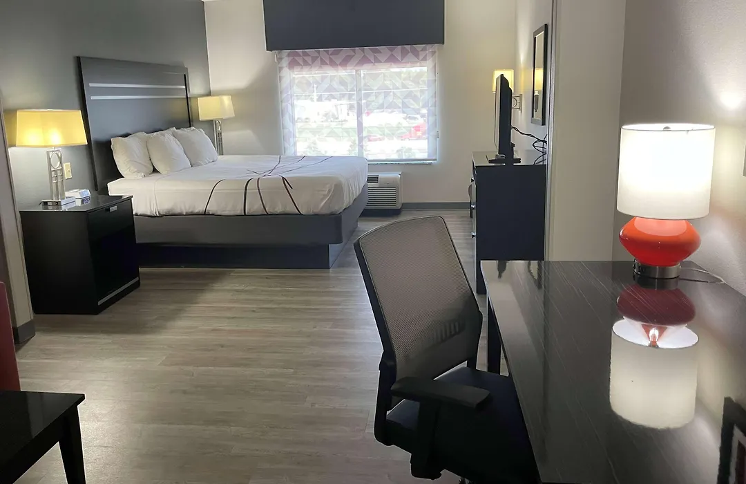 La Quinta Inn & Suites By Wyndham Tulsa Midtown-1