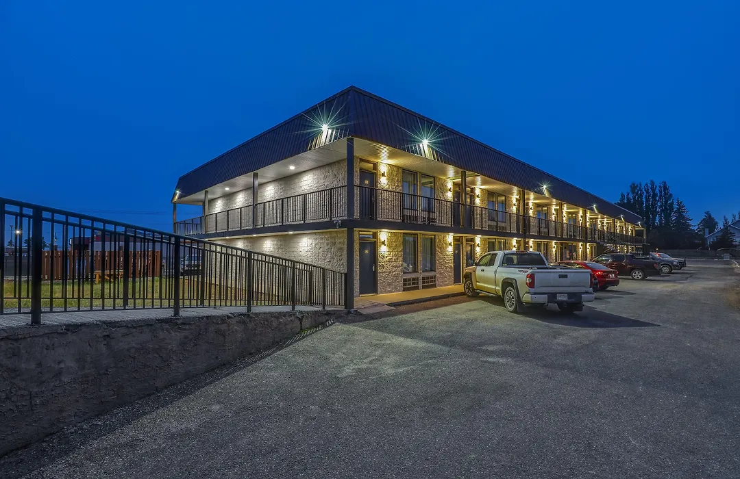 Motel 6 Brooks Ab-1