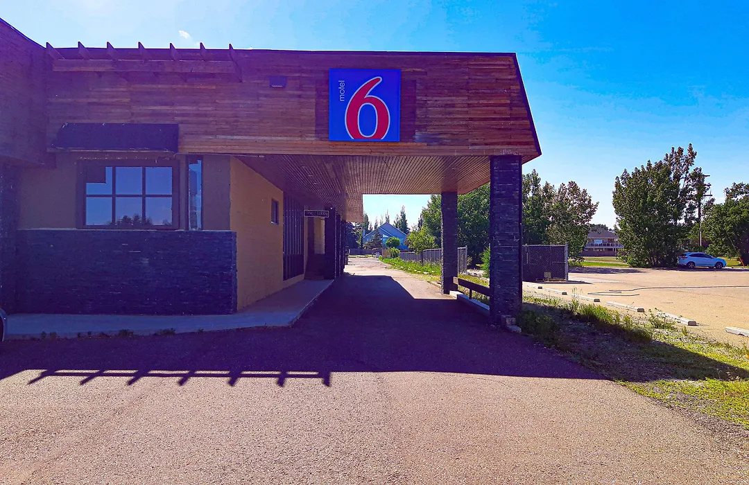 Motel 6 Brooks Ab-1