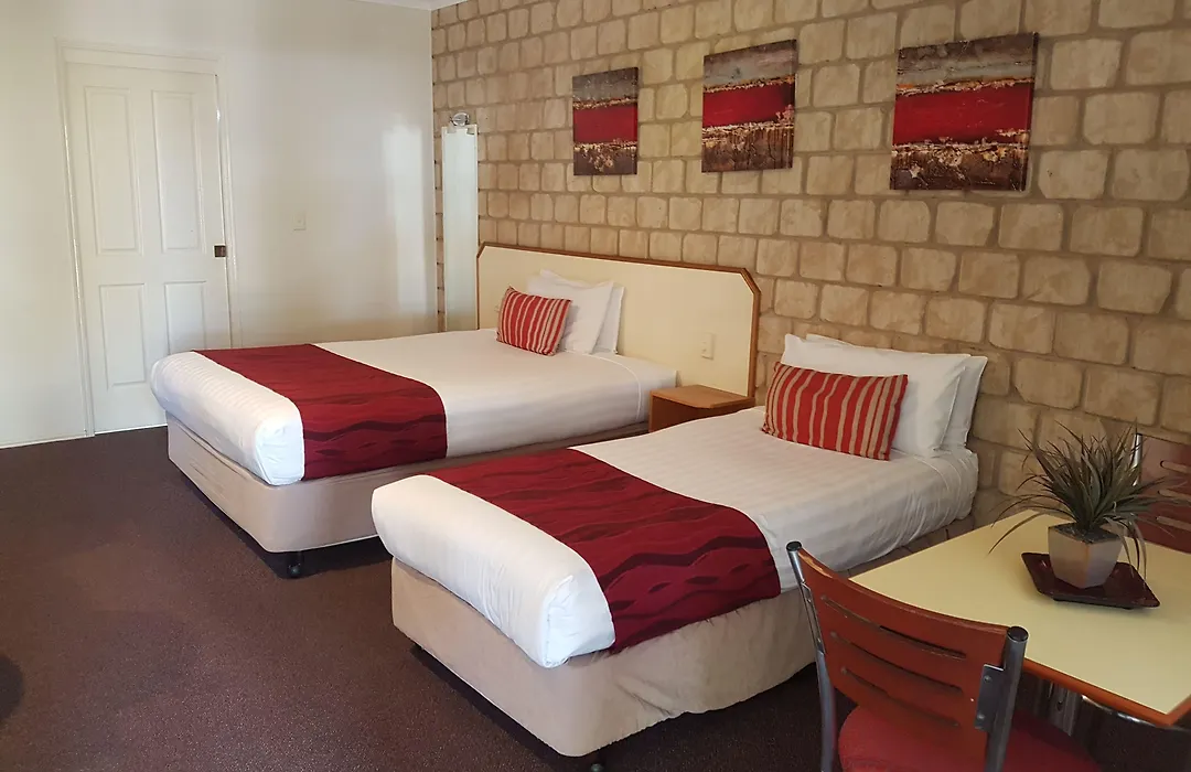 Great Divide Motor Inn-1