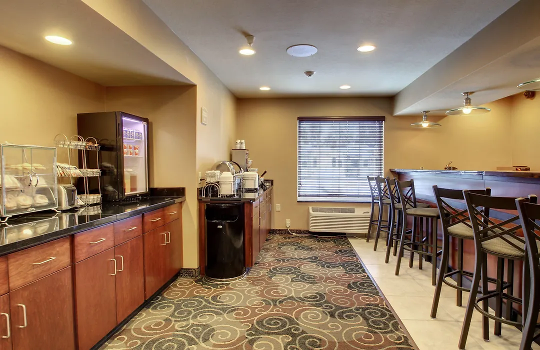 Cobblestone Inn & Suites - Rugby-1