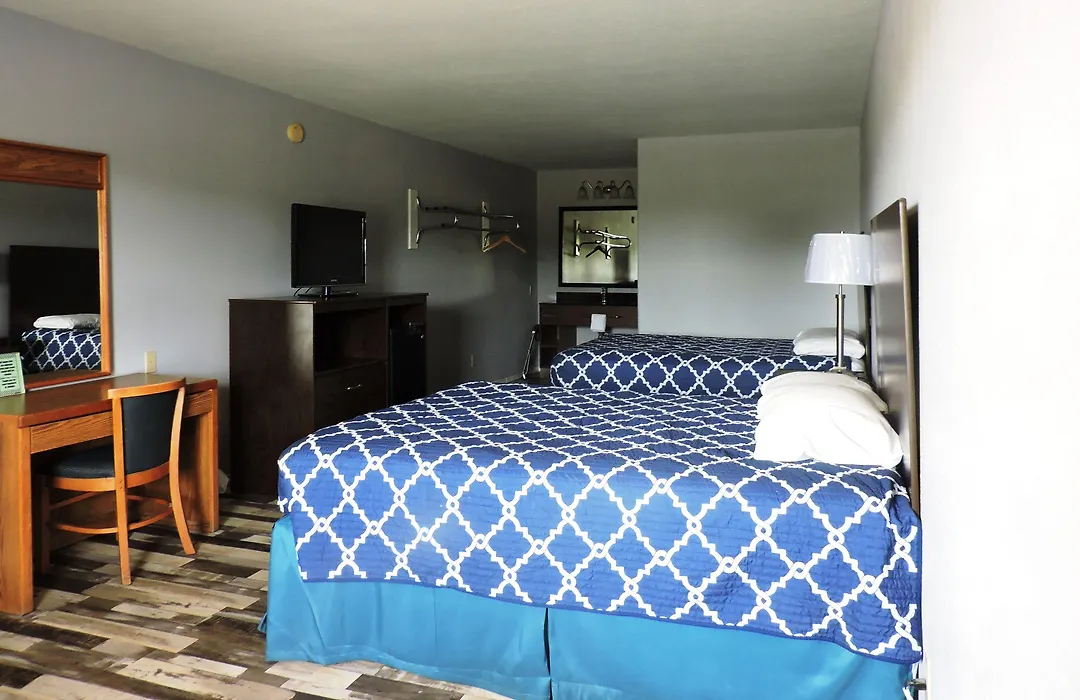 Riata Inn - Crystal City-1