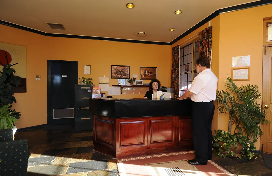 Mcnevins Warwick Motel-1