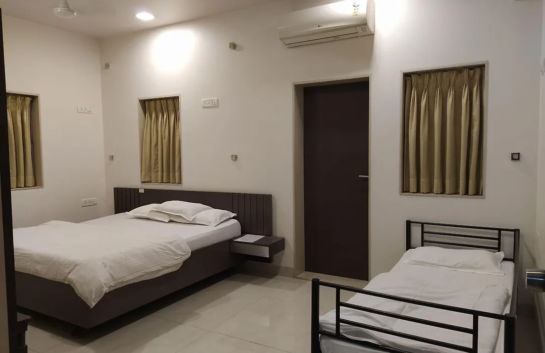 Pals Hotel-1