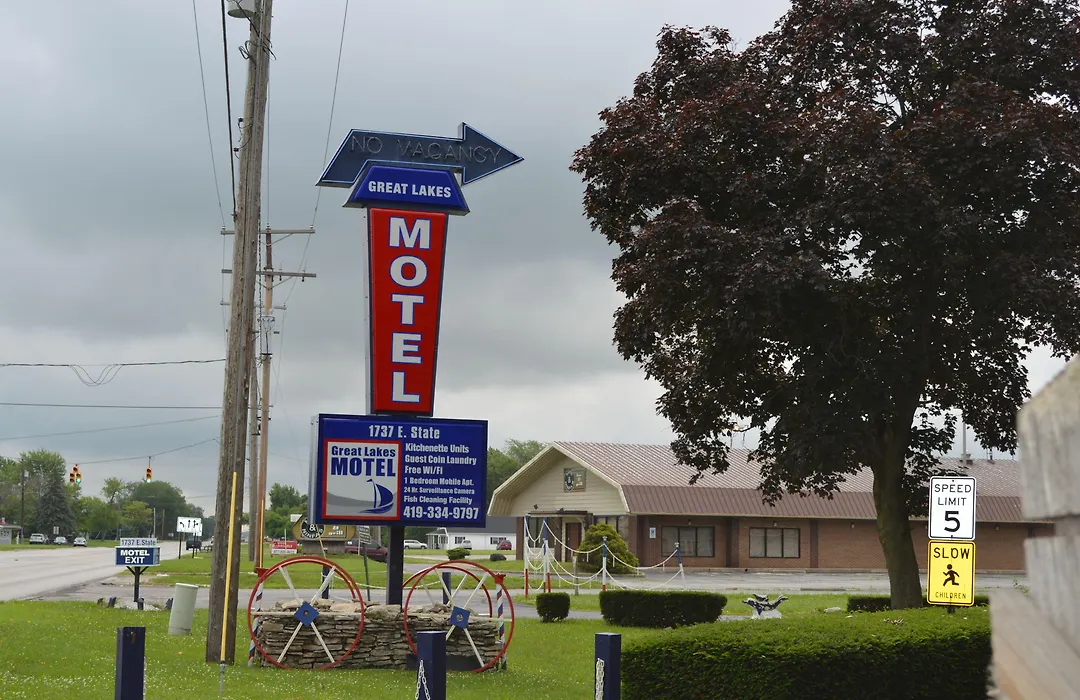 Great Lakes Motel-1