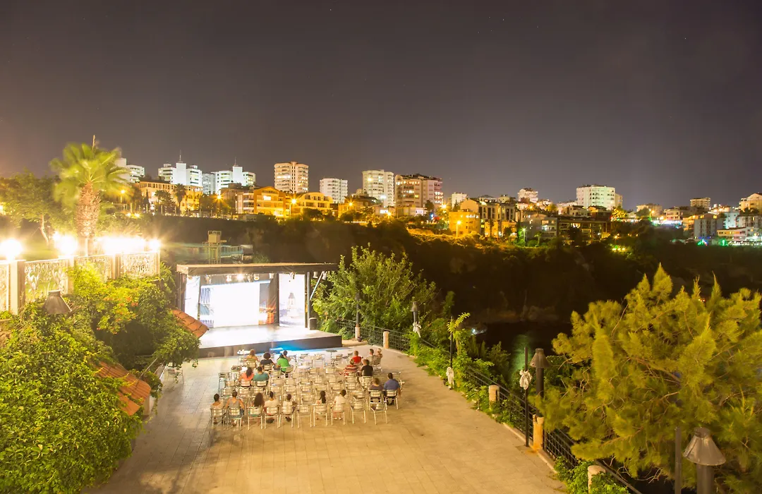 Falcon Hotel-1