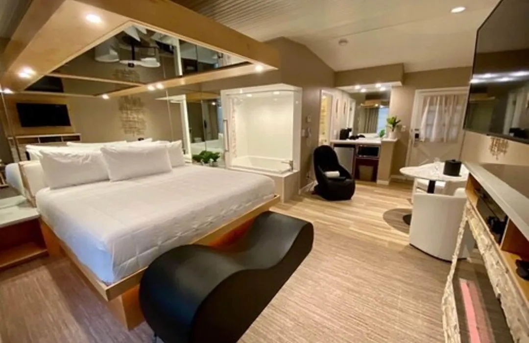 Sybaris Pool Suites Mequon-1
