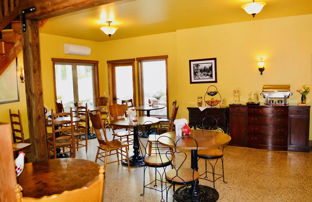 Glacier Guides Lodge-1