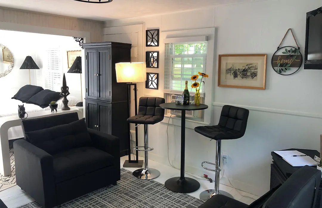 18 Vine Inn & Carriage House-1