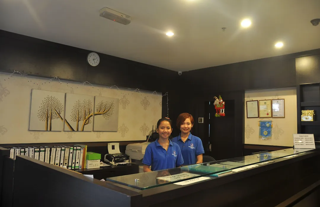Switz Paradise Hotel - 5 Minute Walk To Centre Point And 10 Minute Walk To Waterfront--1