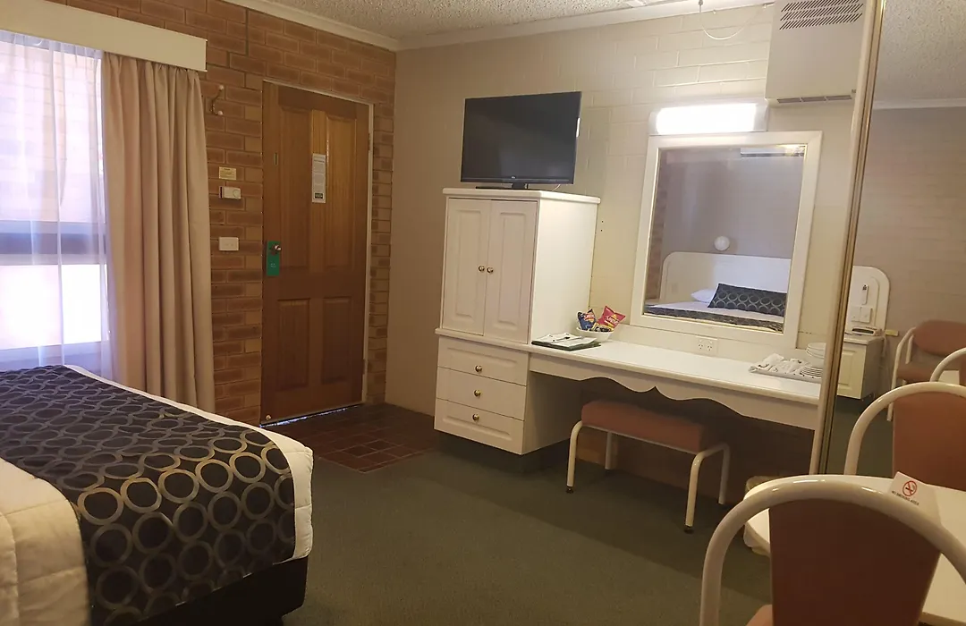 Cousins Motor Inn-1