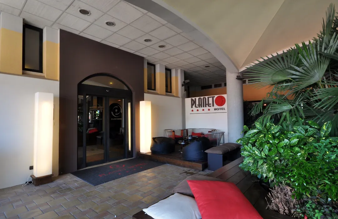 Planet Hotel-1
