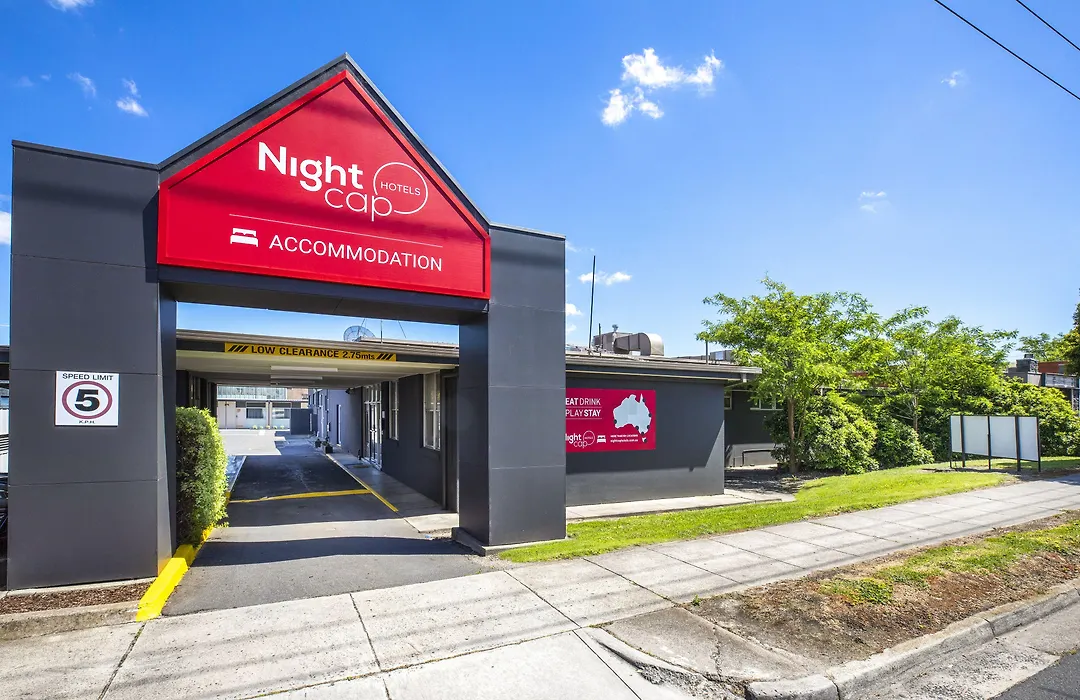 Nightcap At Sandbelt Hotel-1