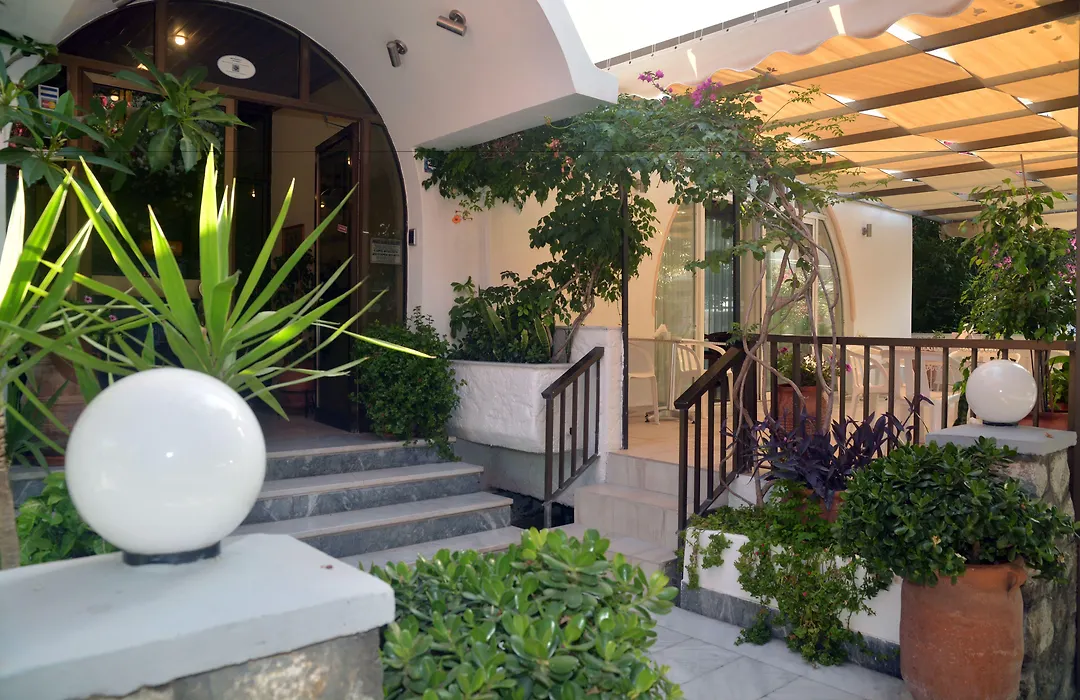 Paradise Hotel-1