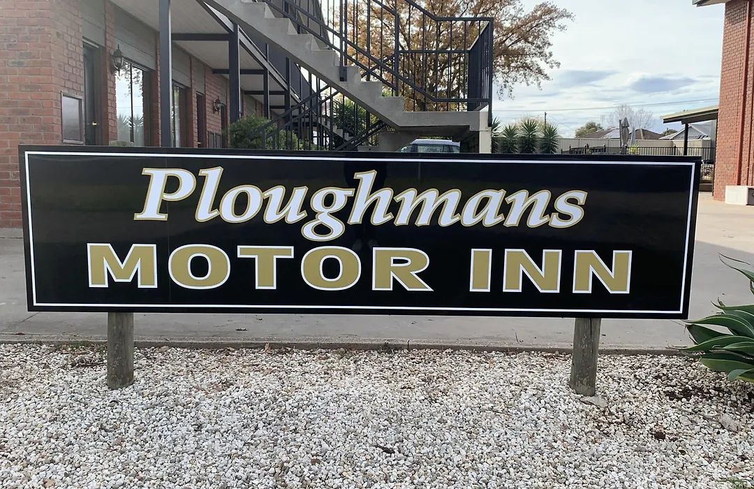 Ploughmans Motor Inn-1