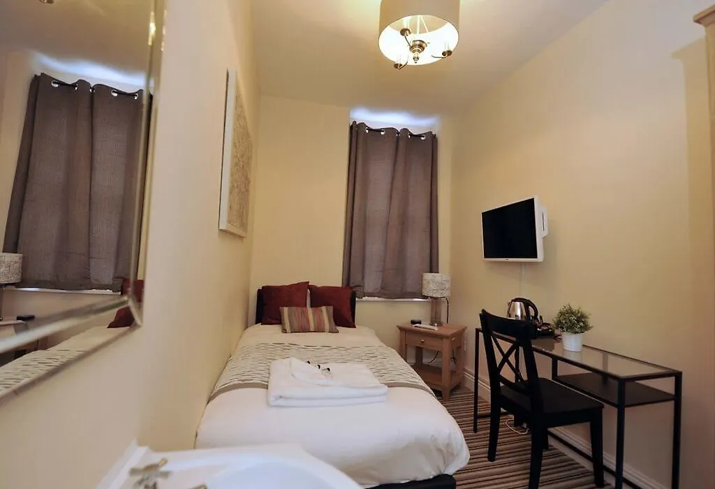 Gail'S Guest House-1