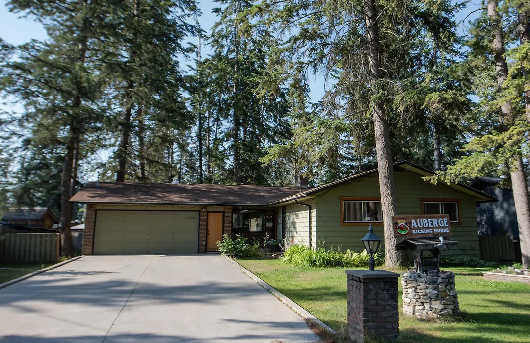 Auberge Kicking Horse Guest House-1