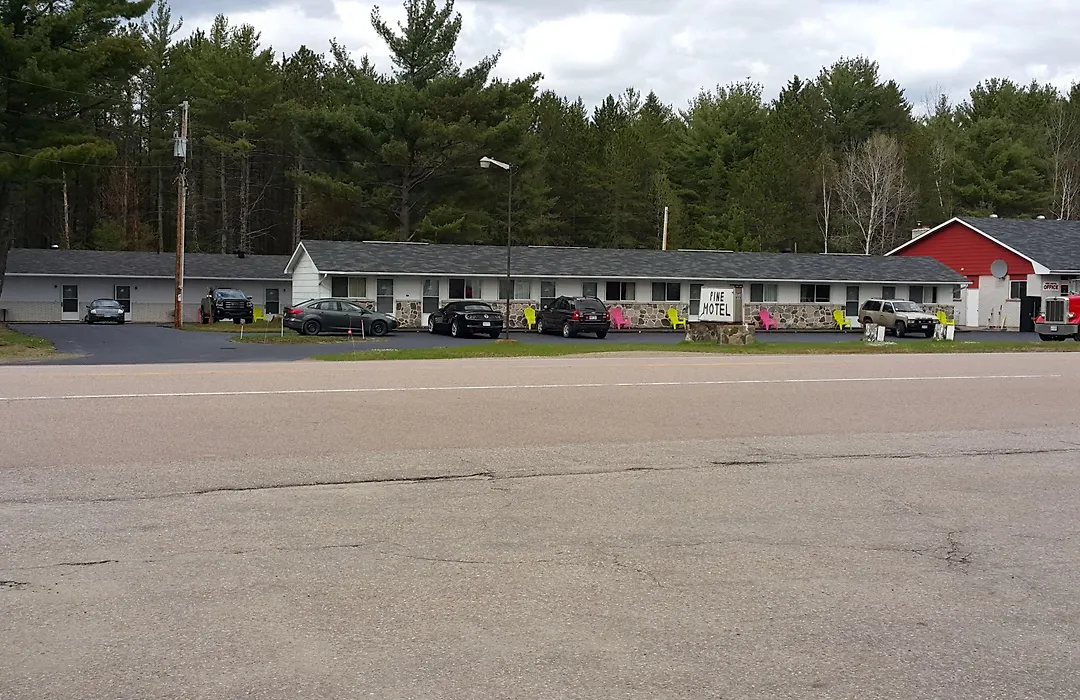 Pine Motel-1