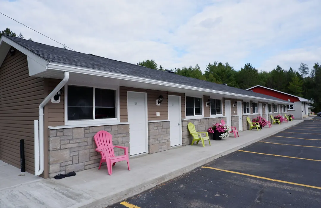 Pine Motel-1