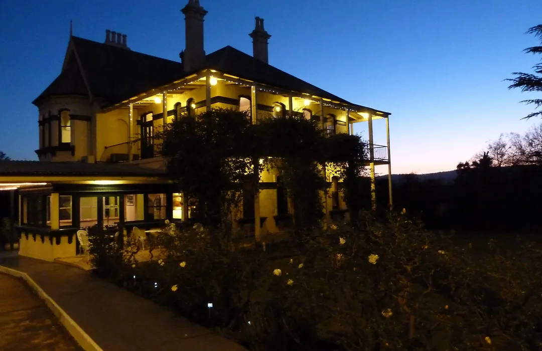 Airlie House Motor Inn-1